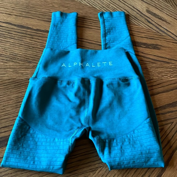 Women’s Turquoise Alphalete Compression Leggings Size XS Never Worn - Picture 1 of 11